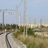 E mentre scattiamo una foto all�ultimo tratto dei binari, ecco davanti a noi materializzarsi cinque ragazzine che passeggiano e chiacchierano tranquillamente sulle rotaie, facendo compagnia a una desolata ferrovia che ha sempre fatto parte dello loro vita